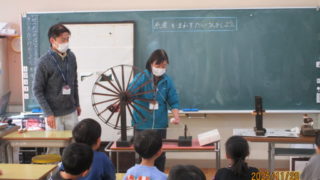 初めての糸車まわし体験！ | 北杜市立高根東小学校